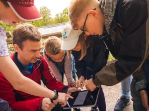 Staňte se hrdiny příběhu: venkovní únikové hry plné šifer a napětí