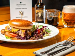 Vstup na Žižkovskou věž a burger z hovězího masa v restauraci Miminoo