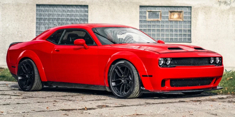Síla 450 koní pod vaší kontrolou: Rudá legenda Dodge Challenger s manuálem na 15–50 min.
