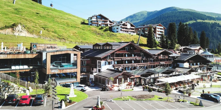 Alpský resort přímo u Zillertal Areny: polopenze, neomezený wellness, vybavení pro rodiny i karta výhod