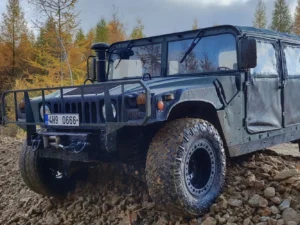 Zážitková jízda s instruktorem v armádním terénním voze Humvee: 15-60 min, možnost spolujezdce