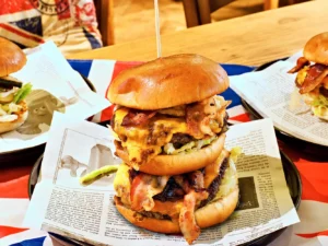 Burger nebo dvojitý burger s hranolky, žebra či fish and chips pro 1 i 2 osoby