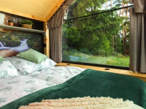 Tiny house Honzík: plně vybavený domek u lesa s terasou a výhledem na pastviny