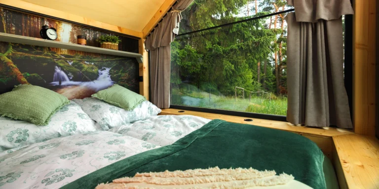 Tiny house Honzík: plně vybavený domek u lesa s terasou a výhledem na pastviny