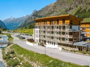 Pitztalský ledovec: hotel v 1700 m n. m. u sjezdovky s panoramatickým wellness a celodenní stravou