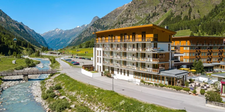 Pitztalský ledovec: hotel v 1700 m n. m. u sjezdovky s panoramatickým wellness a celodenní stravou