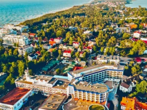 4* rodinný hotel s termálními lázněmi: polopenze, dětské hřiště i herna, 300 m od pláže