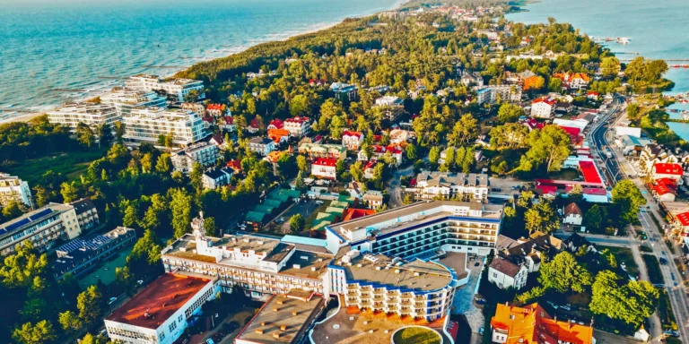 4* rodinný hotel s termálními lázněmi: polopenze, dětské hřiště i herna, 300 m od pláže