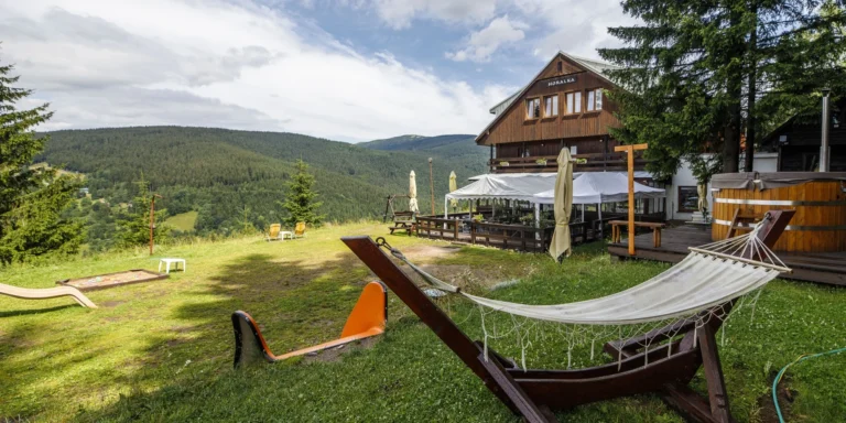 Aktivní dovolená ve Špindlu: penzion se stravou a saunou nebo koupacím sudem