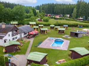Chatka v kempu u Mariánek pro dva i rodinu: snídaně, bazén i sportovní vyžití