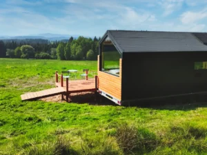 Schovejte se před ruchem měst: krásný tiny house na samotě nedaleko Lipna