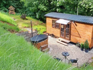 Stylová maringotka v přírodě Trutnova pro pár: kuchyňka, venkovní koupací sud i lokální pivo