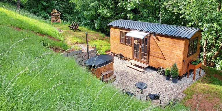 Stylová maringotka v přírodě Trutnova pro pár: kuchyňka, venkovní koupací sud i lokální pivo