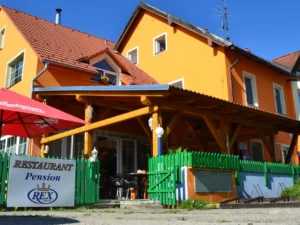 Pohoda přímo u Lipna: pokoj či apartmán v penzionu, snídaně nebo polopenze