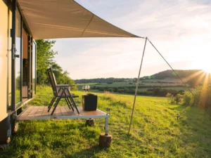 Glamping v moderním Tiny house u Semil pro pár i rodinu
