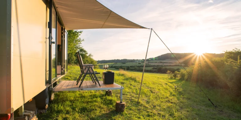 Glamping v moderním Tiny house u Semil pro pár i rodinu