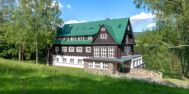 Aktivní dovolená v Orlických horách pro pár i rodinu: retro pokoj, studio či apartmán s kuchyňkou