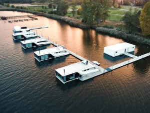 Luxusní houseboaty a bubliny na jezeře: privátní wellness, strava, vodní sporty a moře 200 m