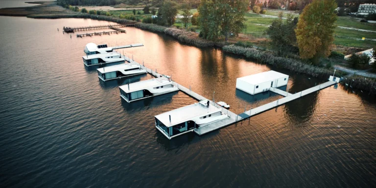 Luxusní houseboaty a bubliny na jezeře: privátní wellness, strava, vodní sporty a moře 200 m