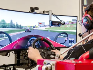 Hodina na pohyblivých závodních simulátorech v unikátním racing centru pro 2–4 osoby