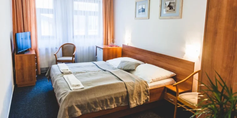 Pobyt v historickém hotelu v centru Hradce Králové včetně bufetové snídaně