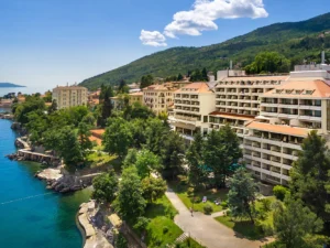 4* hotel na Opatijské riviéře: strava, bazény, sauny a soukromá pláž, 3 děti zdarma