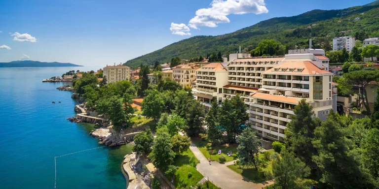 4* hotel na Opatijské riviéře: strava, bazény, sauny a soukromá pláž, 3 děti zdarma