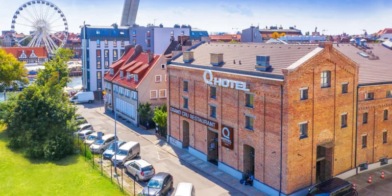 Moderní hotel v centru Gdaňsku: bohaté snídaně a neomezená sauna