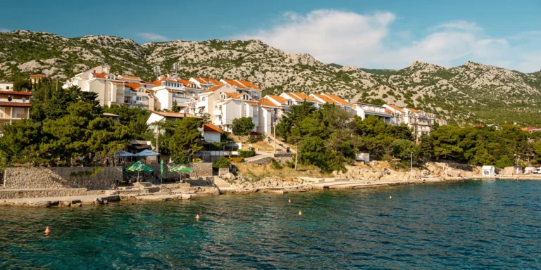 Chorvatsko: oblíbený hotel s bazénem hned u pláže, plná penze a spousta vyžití, 2 děti zdarma