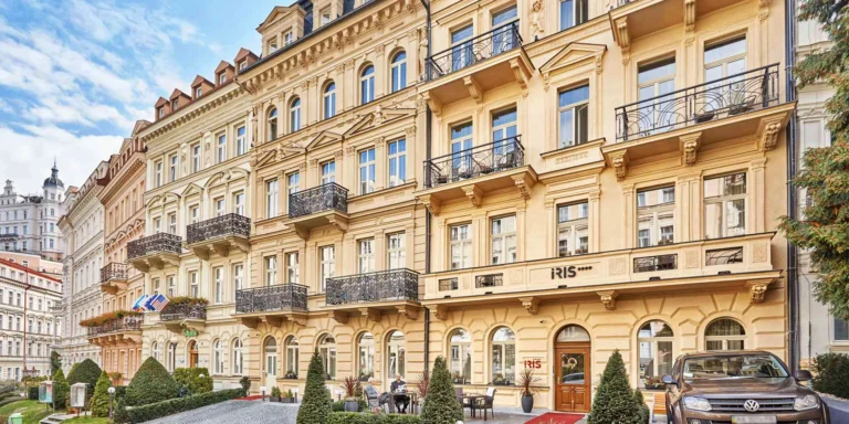 4* hotel jen 2 min. od kolonády: jídlo, neomezený wellness i procedury