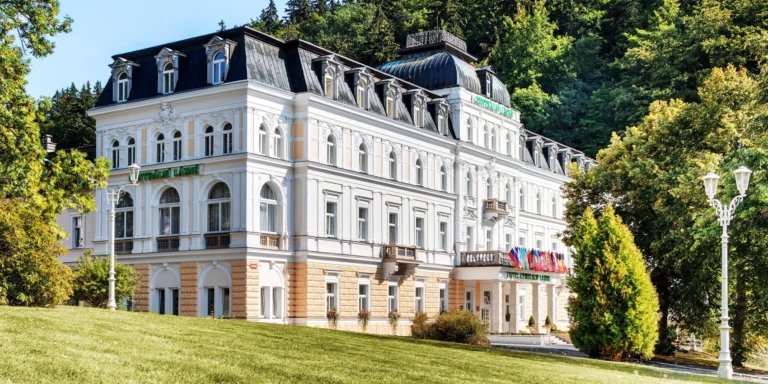 4* luxusní hotel v centru Mariánských lázní: polopenze, neomezený wellness i procedury