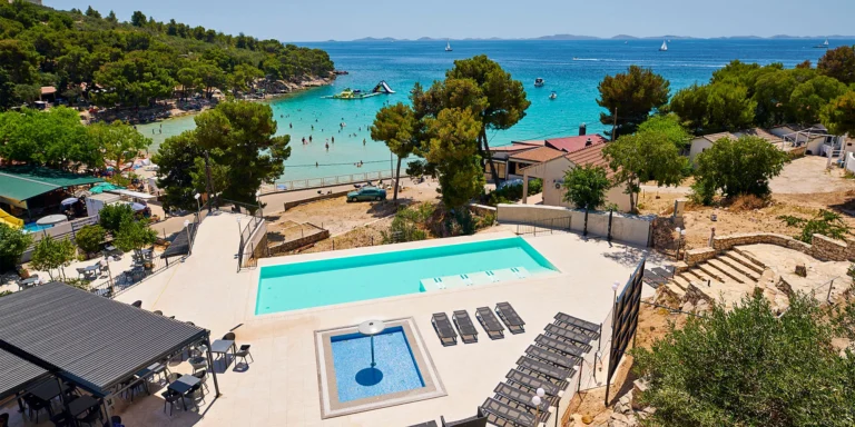 Dovolená v severní Dalmácii: 3* resort u pláže Slanica, polopenze i bazén