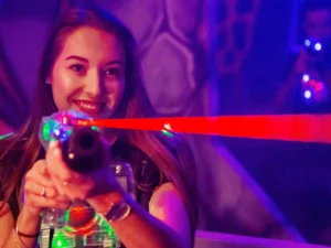 Jedna hra v moderní laser game aréně Mercuria Liberec pro 1–10 hráčů