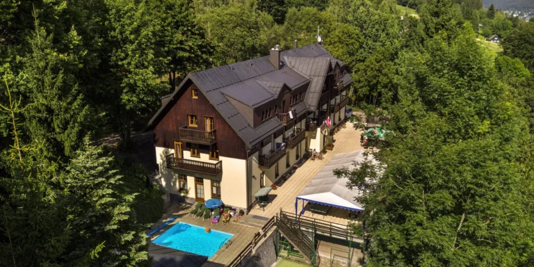 Švýcarská bouda: pobyt se snídaní, multifunkční hřiště a slevy na zážitky