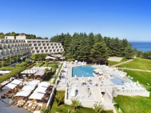 Dovolená v Poreči na Istrii: hotel 100 m od pláže, bazény, polopenze+ a 1 dítě do 11,9 let zdarma