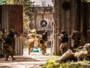 Paintball v areálu o rozloze 6 000 m²: akční hra plná taktiky a adrenalinu