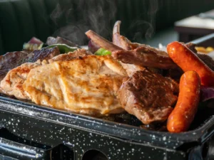 Masové pochoutky servírované přímo z grilu, zelenina a hranolky pro 2-3 osoby