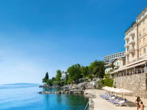 Dovolená na Istrii: pěkný hotel přímo na pláži, vnitřní bazén, polopenze s nápoji, až 2 děti zdarma