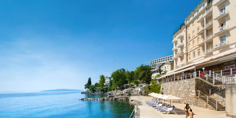 Dovolená na Istrii: pěkný hotel přímo na pláži, vnitřní bazén, polopenze s nápoji, až 2 děti zdarma