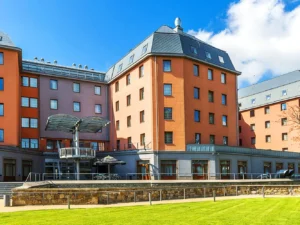 Odpočinek v hotelu Marriott v centru Plzně se snídaní nebo polopenzí