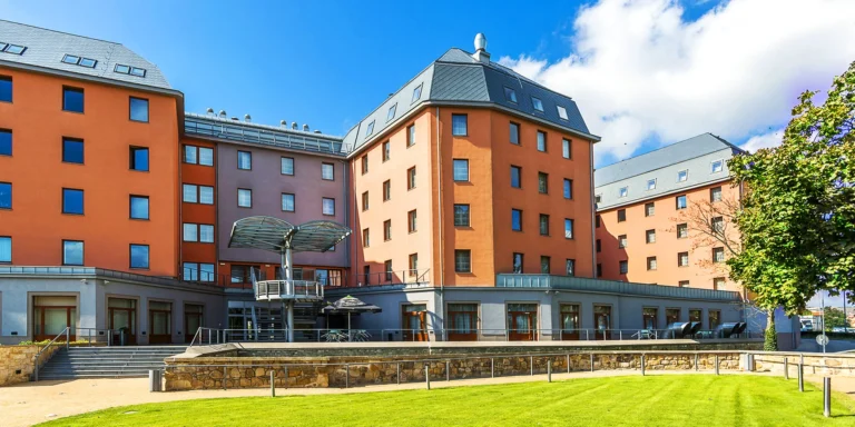 Odpočinek v hotelu Marriott v centru Plzně se snídaní nebo polopenzí