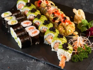 Sushi sety na Proseku: klasické i speciální rolky s avokádem, lososem či krevetou