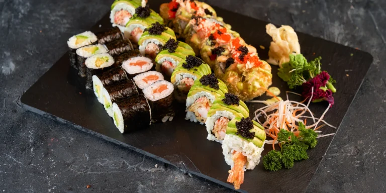 Sushi sety na Proseku: klasické i speciální rolky s avokádem, lososem či krevetou