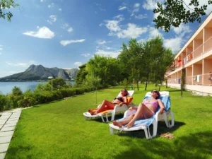Na dovolenou do Chorvatska: hotel v Omiši blízko pláže, polopenze