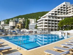 Moderní hotel na pobřeží Istrie: snídaně či polopenze, sauny i venkovní bazén, 2 děti zdarma