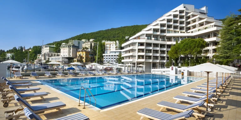 Moderní hotel na pobřeží Istrie: snídaně či polopenze, sauny i venkovní bazén, 2 děti zdarma