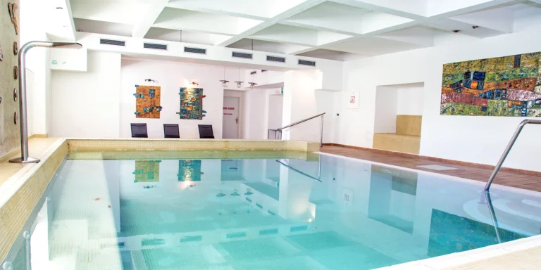 Krásná dovolená v historických Klatovech: hotel se snídaní a neomezený vstup do wellness