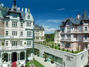 Pobyt v luxusním 5* hotelu v Karlových Varech: neomezený wellness i masáže a koupele
