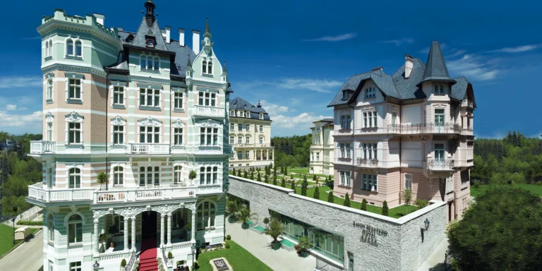 Pobyt v luxusním 5* hotelu v Karlových Varech: neomezený wellness i masáže a koupele