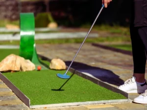 Dvě hodiny venkovního minigolfu pro dva vč. zapůjčení vybavení